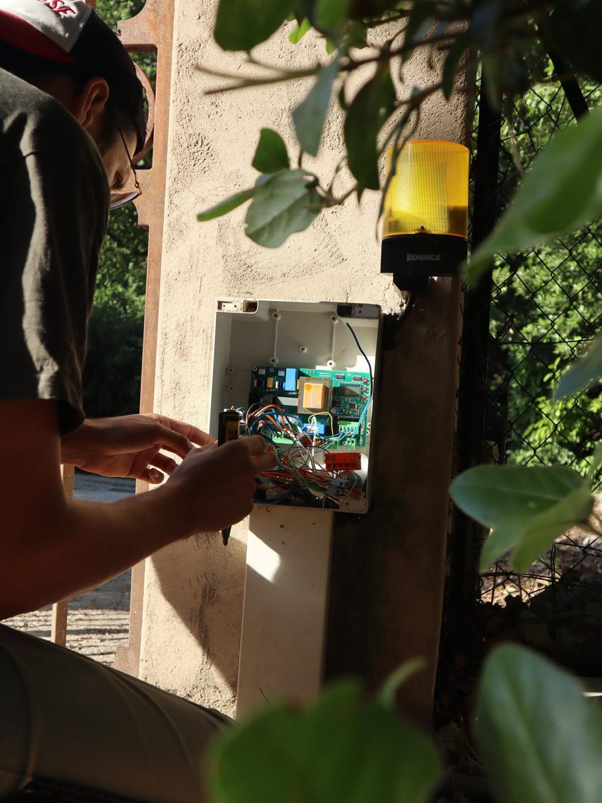 Électricien de Maison Amir intervenant sur le coffret d'automatisme extérieur, chantier à Celony
