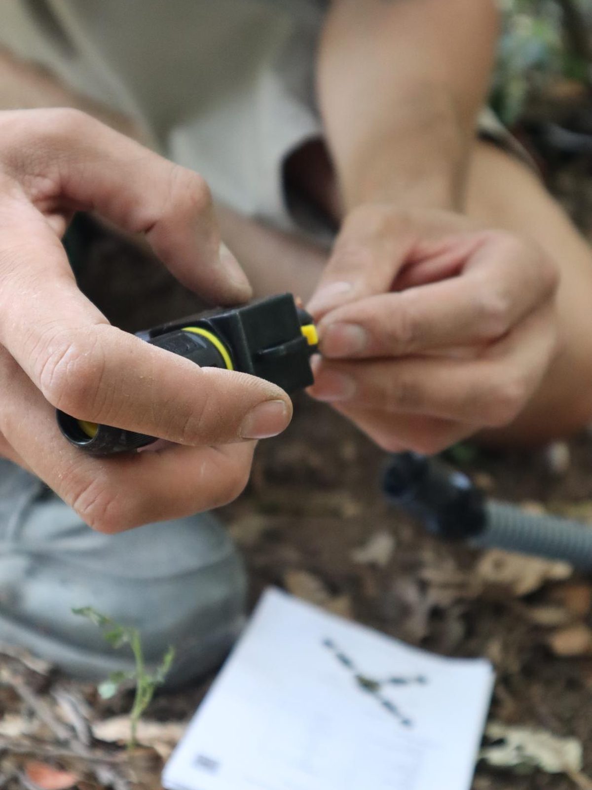 Raccordement d'un connecteur étanche sur un câble d'éclairage extérieur
